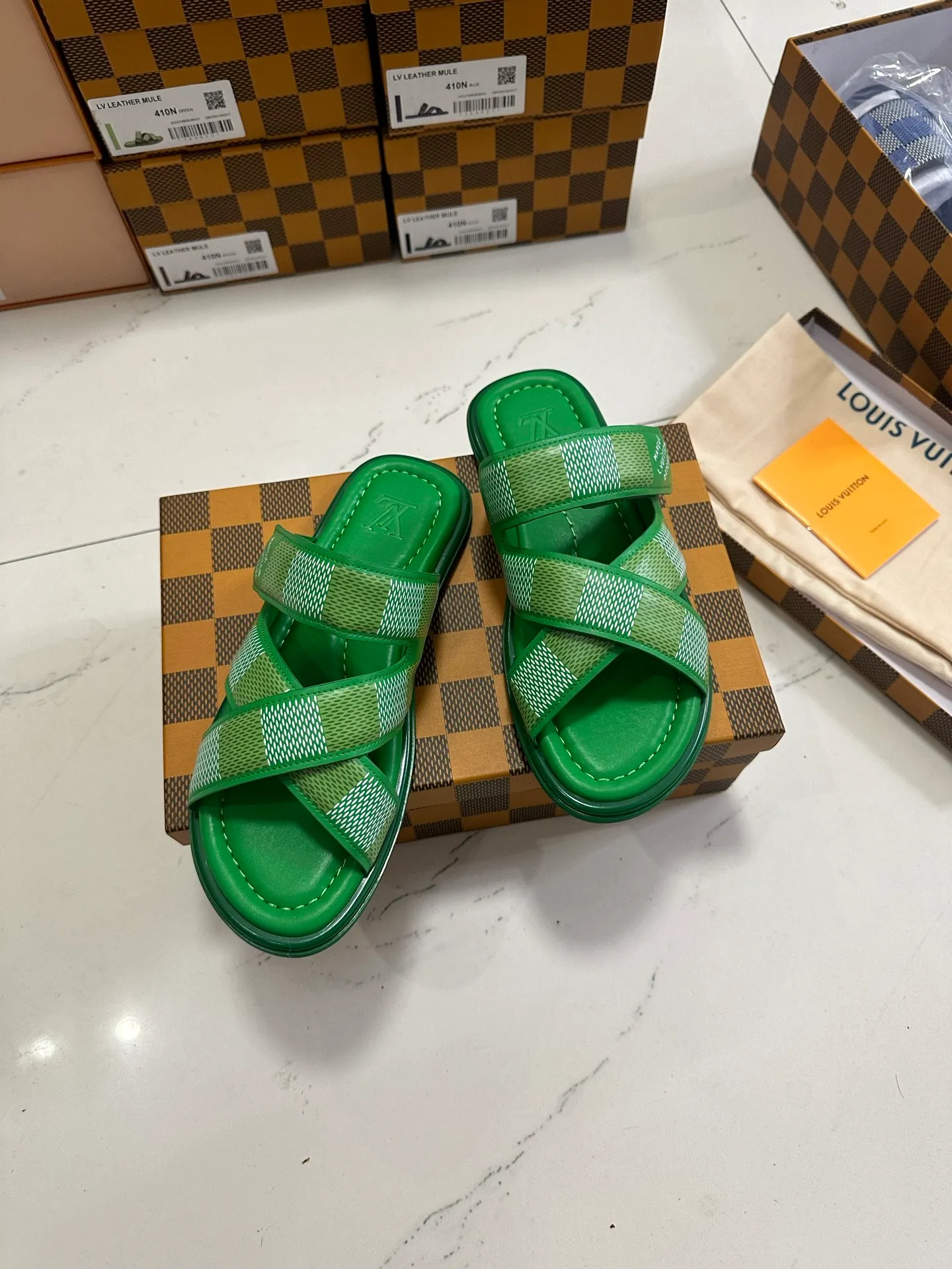 👟👟Ex-factory price 500👟👟 Top version: Men's LV Louis Vuitton L House Donkey Brand Flat Embossed Embossed Sandals This Miami sandal is made of Maxi Damier grained cow leather, copying the texture of Louis Vuitton's classic Damier canvas. The wide laces are adjustable with Velcro for a laid-back look. Paired with padded tough insole and micro outsole to ensure a light, flexible and comfortable wearing experience. Exquisite packaging at the delivery counter 🛍📦 ▪️Fabric: Original custom imported first-layer cowhide ▪️Inner lining: Customized first-layer cowhide ▪️Sole: Original molded rubber material ▪️Sole thickness: flat ▪️Size: Men's 39-45
